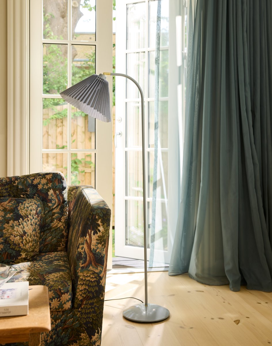 Medina Grau stehlampe Von Halo Design - Der breite Schirm spendet ein sanftes und angenehmes Licht, während der abgewinkelte Lampenkopf eine einfache Ausrichtung des Lichts ermöglicht.