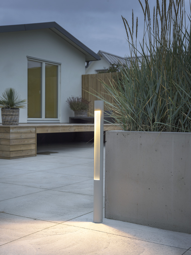 Udine 97cm Weiß pollarleuchten Von Konstsmide - Dieser moderne und stilvolle Pfosten eignet sich ideal zum Beleuchten von Gehwegen oder Gärten mit einem sanften und energieeffizienten Licht.