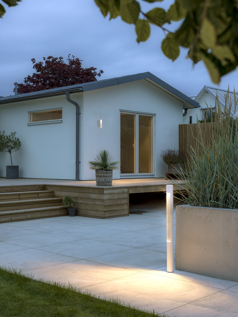 Udine 97cm Weiß pollarleuchten Von Konstsmide - Dieser moderne und stilvolle Pfosten eignet sich ideal zum Beleuchten von Gehwegen oder Gärten mit einem sanften und energieeffizienten Licht.