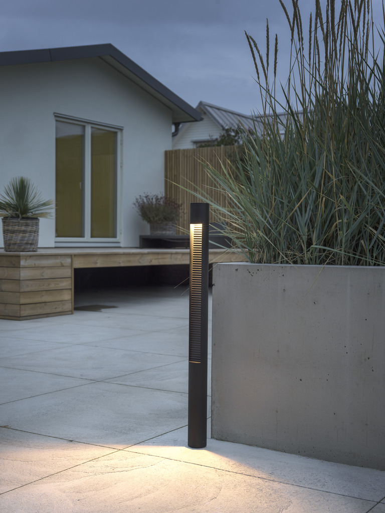 Udine 97cm Schwarz pollarleuchten Von Konstsmide - Dieser moderne und stilvolle Pfosten eignet sich ideal zum Beleuchten von Gehwegen oder Gärten mit einem sanften und energieeffizienten Licht.