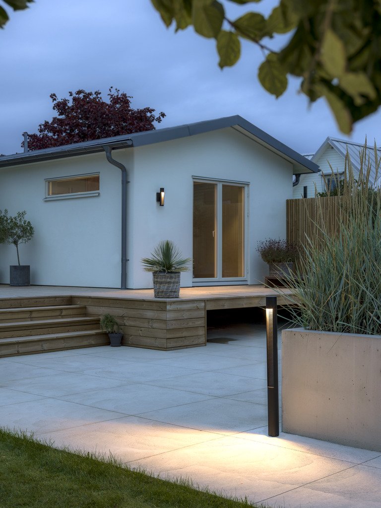 Udine 97cm Schwarz pollarleuchten Von Konstsmide - Dieser moderne und stilvolle Pfosten eignet sich ideal zum Beleuchten von Gehwegen oder Gärten mit einem sanften und energieeffizienten Licht.