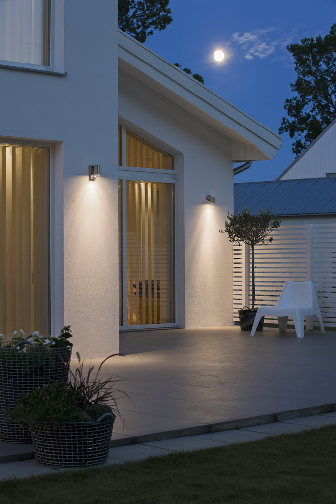 Modena Silber außenlampe Von Konstsmide - Das stilvolle und moderne Design der Lampe fügt sich in jede Fassade ein und schaltet sich automatisch ein, wenn sie eine Bewegung erkennt, was für zusätzliche Sicherheit in Eingängen und Gehwegen sorgt.