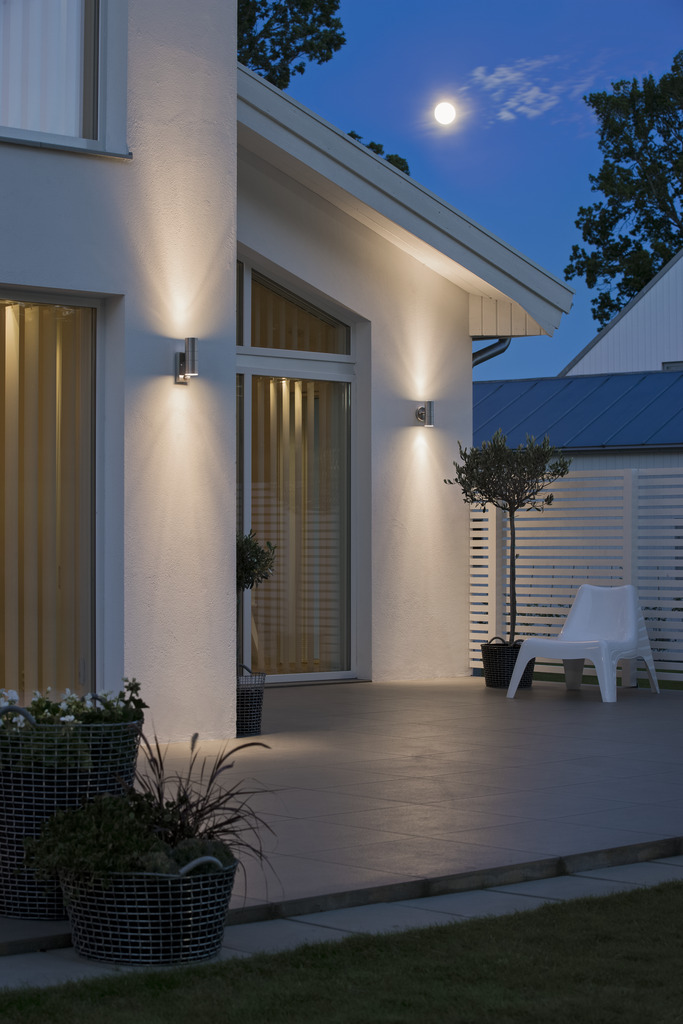 Modena Silber außenlampe Von Konstsmide - Das stilvolle und moderne Design der Lampe fügt sich in jede Fassade ein und schaltet sich automatisch ein, wenn sie eine Bewegung erkennt, was für zusätzliche Sicherheit in Eingängen und Gehwegen sorgt.