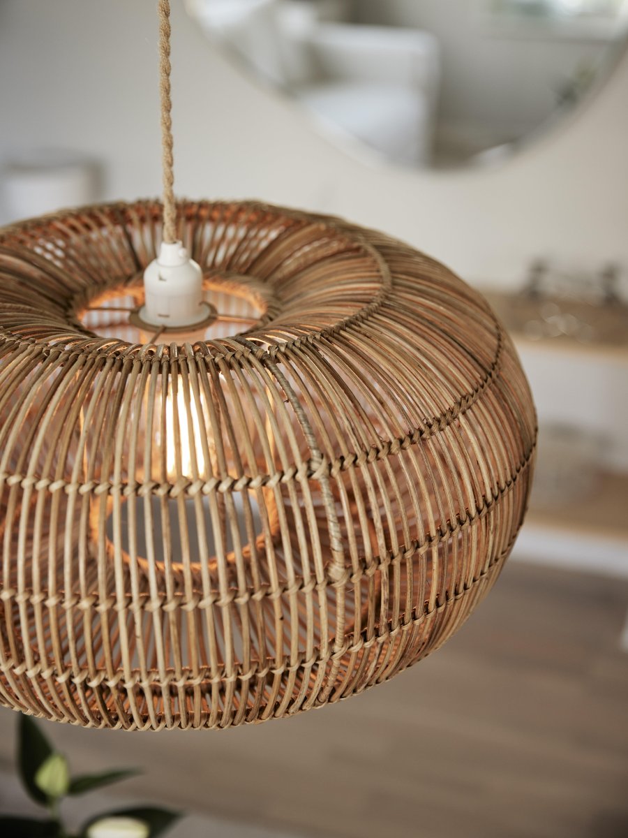 Zuri Ø50 Natur hängelampe Von PR Home - Da es sich um Naturmaterialien handelt, kann es zu geringfügigen Größenabweichungen kommen und die Farbe kann sich mit der Zeit verändern.