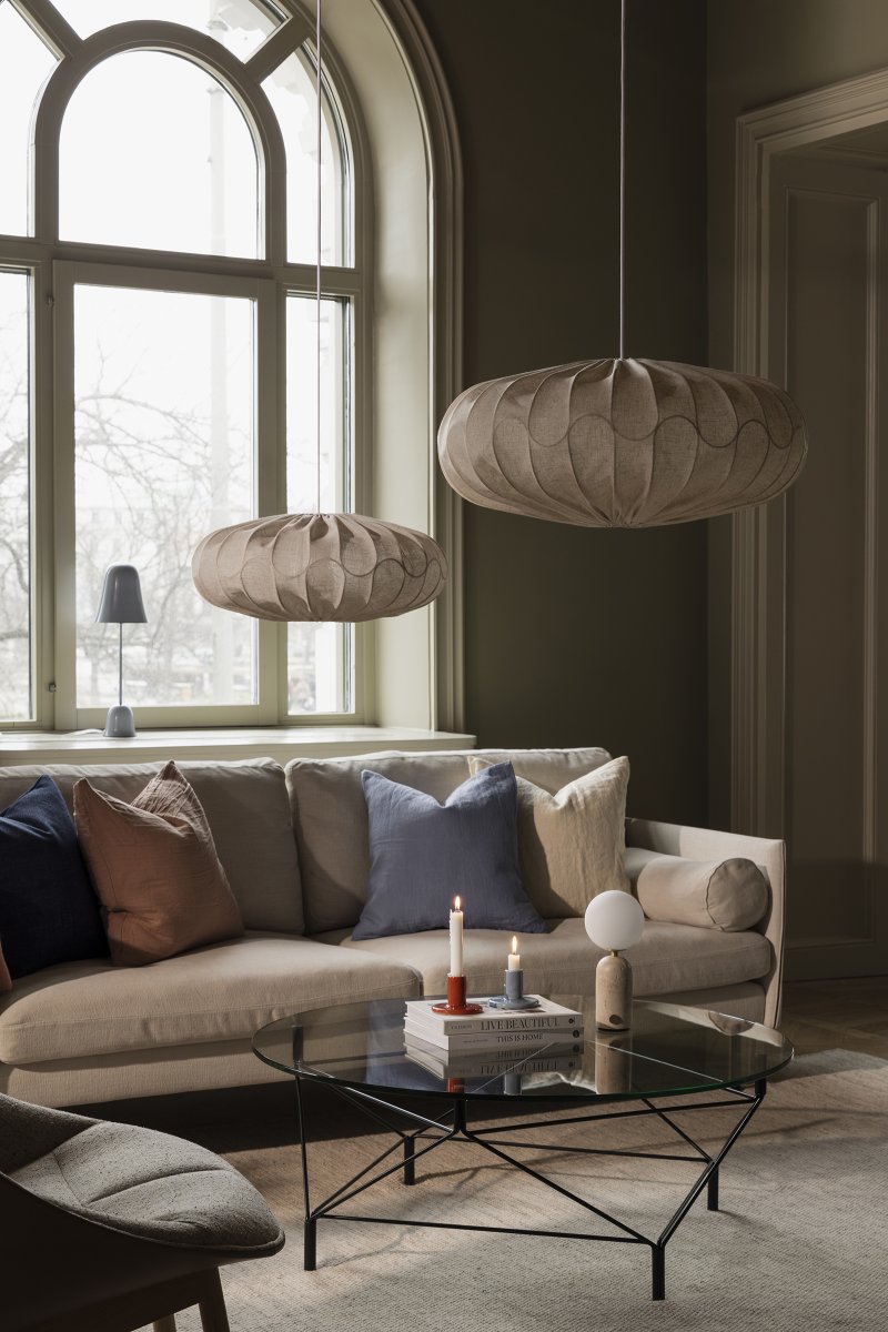 Bladverk Lampenschirm Ohne Aufhängung Ø70 Beige hängelampe Von Globen Lighting - Das Metallgestell ist in Form überlappender Blätter gestaltet, wodurch eine schöne Struktur entsteht und der Schirm seinen charakteristischen Ausdruck erhält.