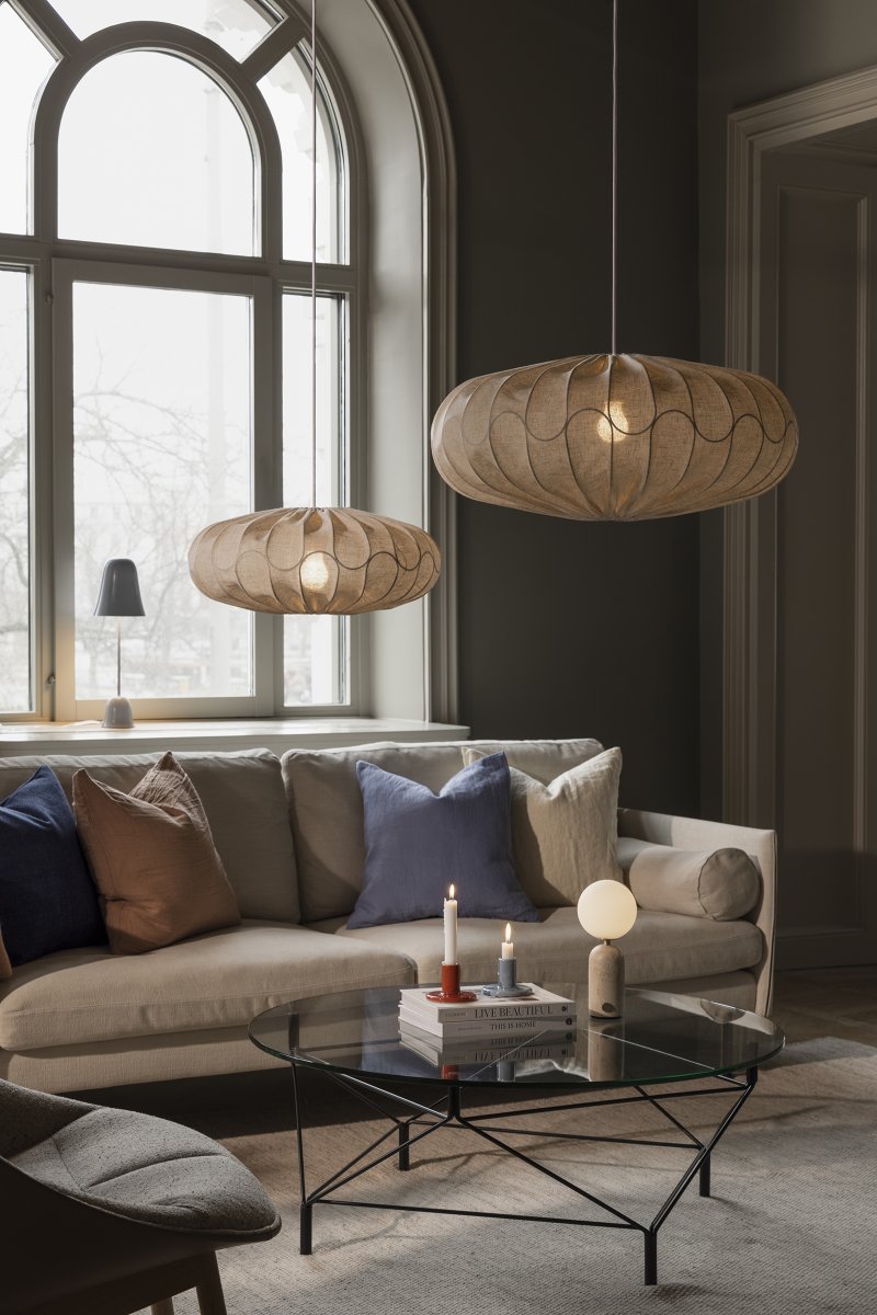 Bladverk Lampenschirm Ohne Aufhängung Ø50 Beige hängelampe Von Globen Lighting - Das Textil sorgt für ein warmes und angenehmes Licht, das sich sowohl in Schlaf- als auch in Wohnzimmern harmonisch einfügt.