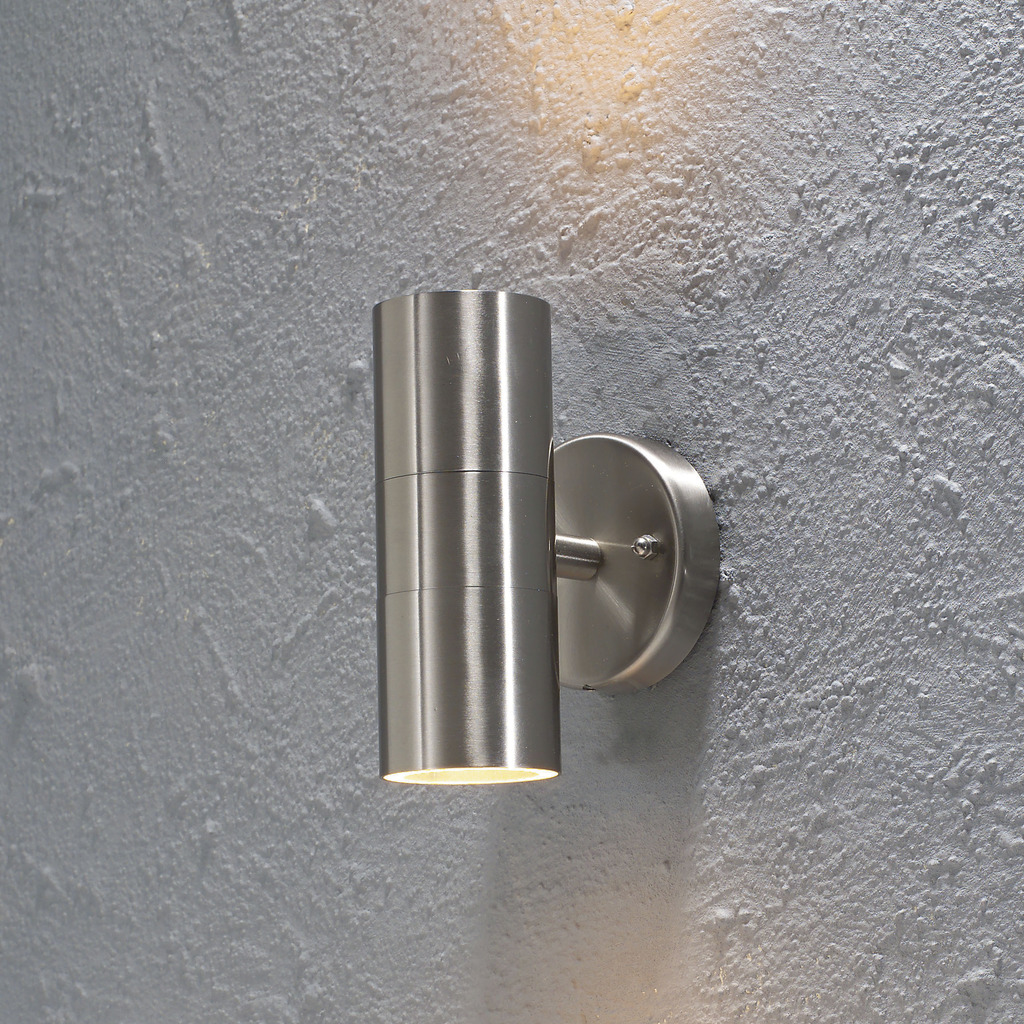 Modena Silber außenlampe Von Konstsmide - Es eignet sich perfekt f&uuml;r Eing&auml;nge und Terrassen, sorgt f&uuml;r angenehmes und sicheres Licht und erg&auml;nzt gleichzeitig moderne Architekturstile.