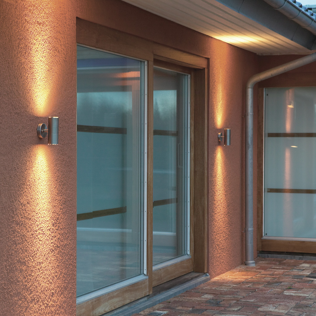 Modena Silber außenlampe Von Konstsmide - Es eignet sich perfekt f&uuml;r Eing&auml;nge und Terrassen, sorgt f&uuml;r angenehmes und sicheres Licht und erg&auml;nzt gleichzeitig moderne Architekturstile.