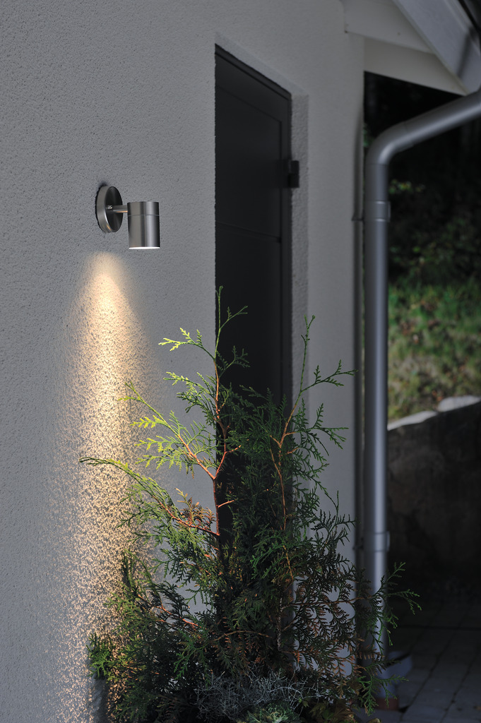 Modena Edelstahl außenlampe Von Konstsmide - Die Lampe richtet das Licht nach unten und erzeugt einen weichen und angenehmen Schein, der im Außenbereich für Sicherheit und Eleganz sorgt.