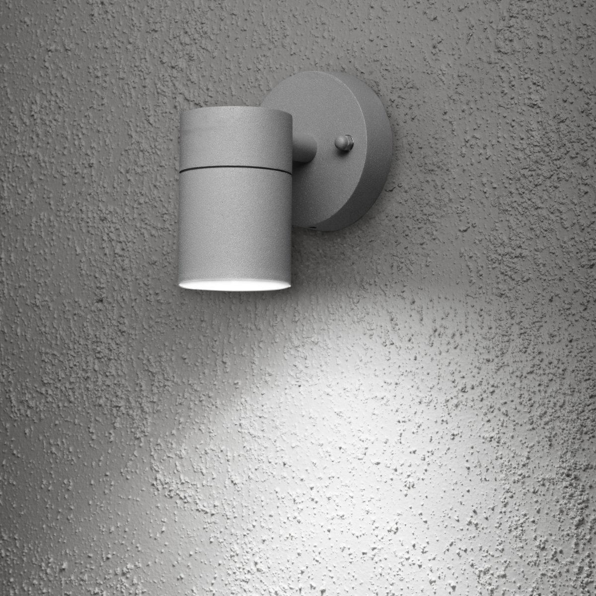 Modena Grau außenlampe Von Konstsmide - Das nach unten gerichtete Licht erzeugt ein weiches und wirkungsvolles Lichtbild, das die Fassade betont und f&uuml;r eine angenehme Au&szlig;enbeleuchtung sorgt.
