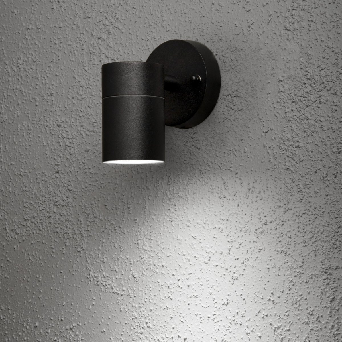 Modena Schwarz außenlampe Von Konstsmide - Das nach unten gerichtete Licht erzeugt ein weiches und wirkungsvolles Lichtbild, das die Fassade betont und f&uuml;r eine angenehme Au&szlig;enbeleuchtung sorgt.