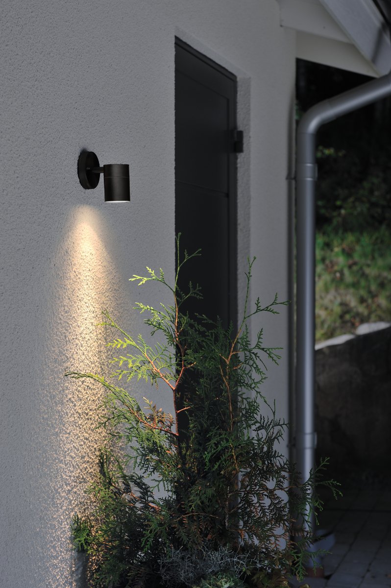Modena Schwarz außenlampe Von Konstsmide - Das nach unten gerichtete Licht erzeugt ein weiches und wirkungsvolles Lichtbild, das die Fassade betont und f&uuml;r eine angenehme Au&szlig;enbeleuchtung sorgt.