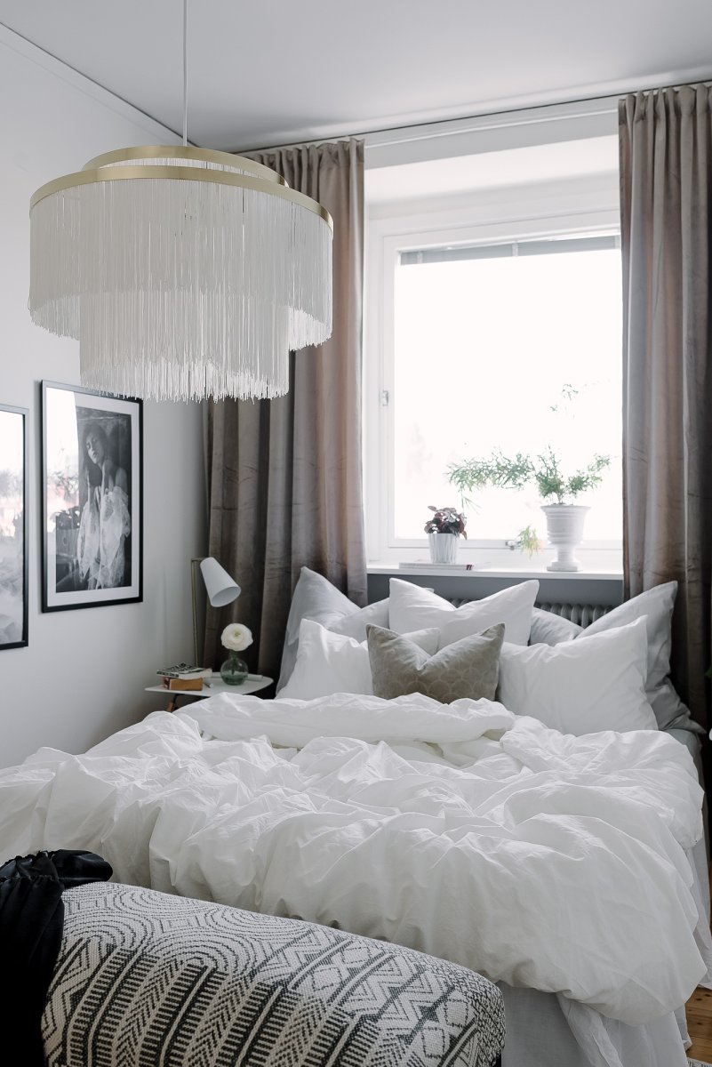 Frans Ø52 Weiß hängelampe Von Globen Lighting - Die Dr&auml;hte treffen auf Metall in Messingoptik und bilden einen eleganten Kontrast, der der Leuchte eine ausdrucksstarke Formensprache verleiht.