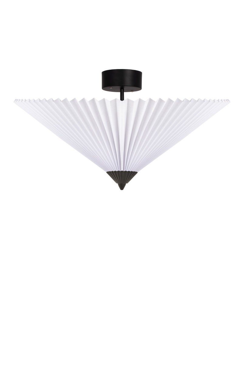 Matisse Ø60 Weiß deckenleuchte Von Globen Lighting - Der Lampenschirm h&auml;ngt an einer mattschwarzen Metallstange, die an einer farblich passenden Deckendose montiert ist.