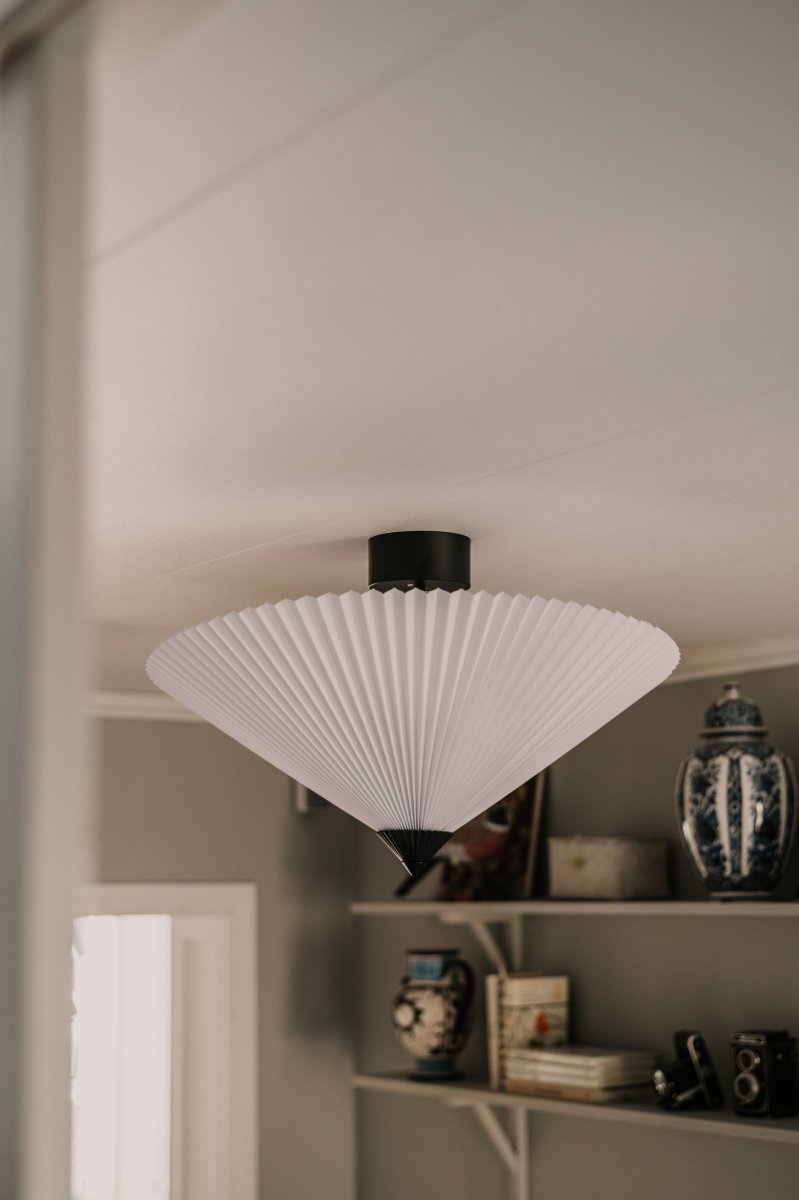 Matisse Ø60 Weiß deckenleuchte Von Globen Lighting - Der Lampenschirm h&auml;ngt an einer mattschwarzen Metallstange, die an einer farblich passenden Deckendose montiert ist.