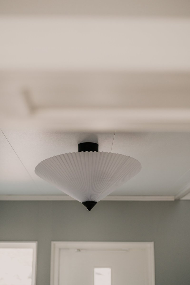 Matisse Ø60 Weiß deckenleuchte Von Globen Lighting - Der Lampenschirm h&auml;ngt an einer mattschwarzen Metallstange, die an einer farblich passenden Deckendose montiert ist.