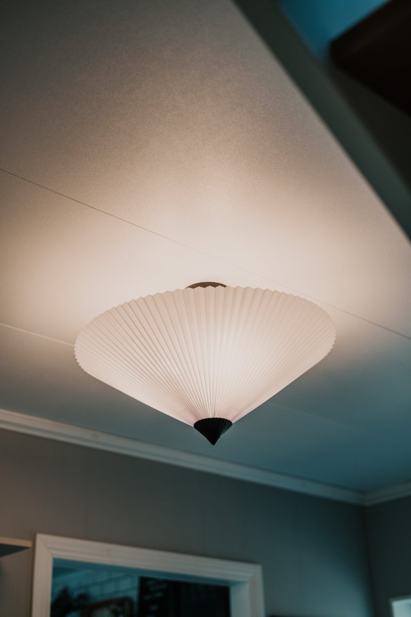 Matisse Ø60 Weiß deckenleuchte Von Globen Lighting - Der Lampenschirm h&auml;ngt an einer mattschwarzen Metallstange, die an einer farblich passenden Deckendose montiert ist.