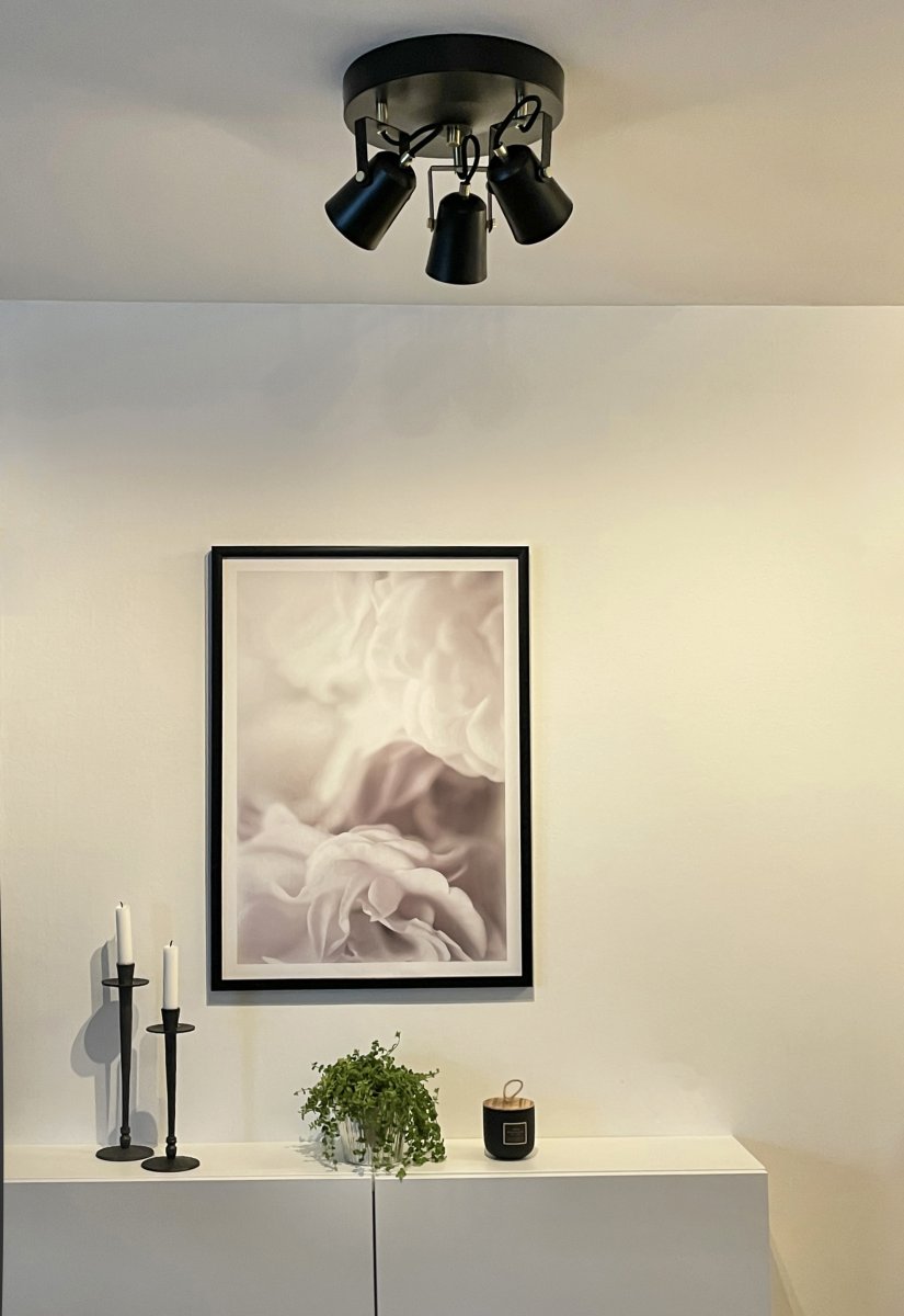 Metz 3 Schwarz spotlight Von Aneta Lighting - Schwarz mit Messingdetails und seiner stilvollen Form vermittelt es einen klassischen Eindruck im modernen Vintage-Stil.