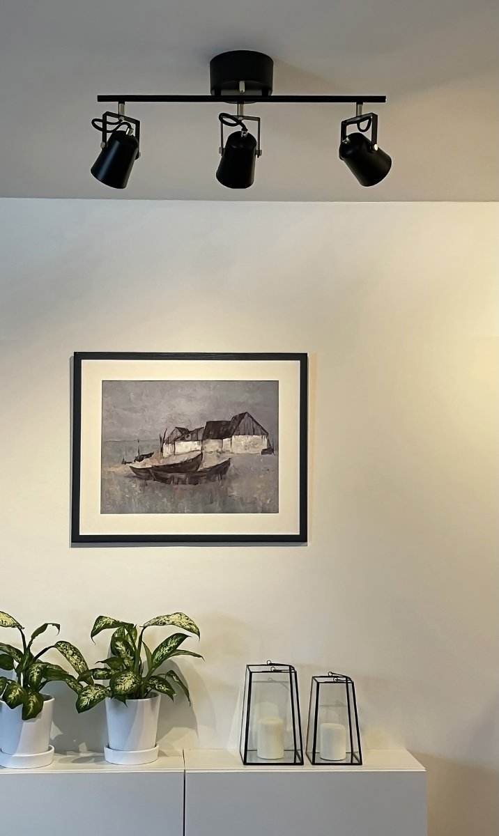 Metz 3 Schwarz spotlight Von Aneta Lighting - Schwarz mit Messingdetails und seiner stilvollen Form vermittelt es einen klassischen Eindruck im modernen Vintage-Stil.