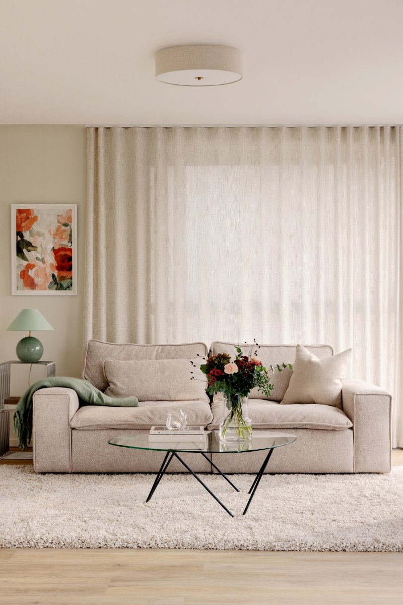 Noah Ø35 Beige deckenleuchte Von Globen Lighting - Noah wird aus gef&auml;rbtem Leinenstoff handgefertigt und ist eine schlichte und dekorative Deckenleuchte.