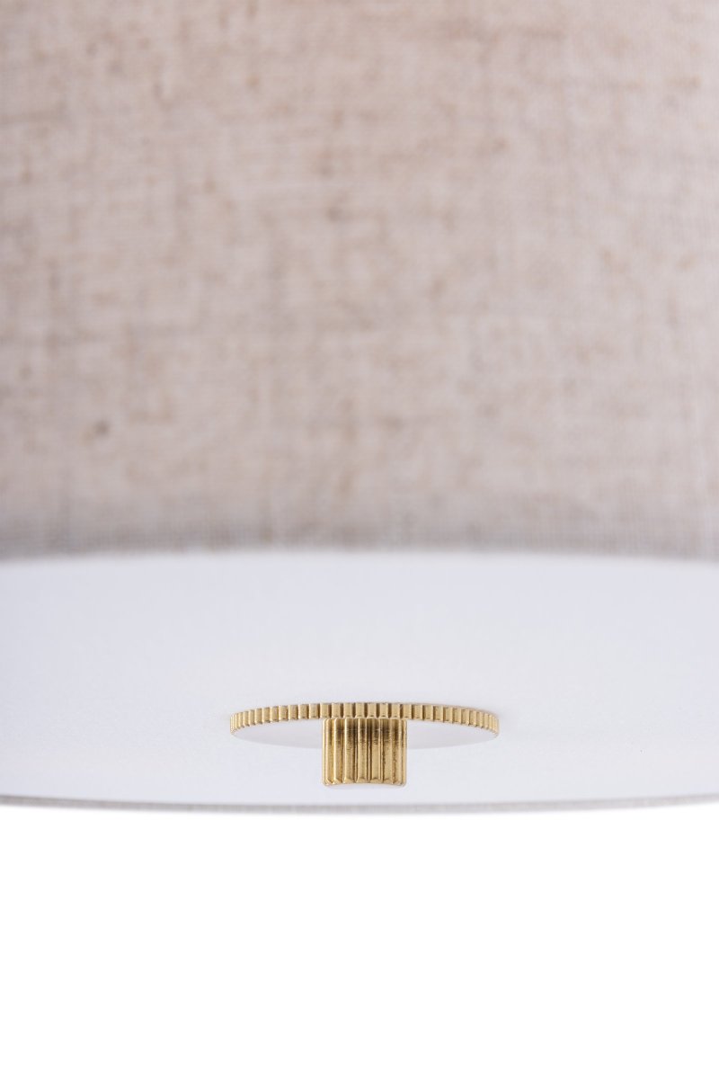 Noah Ø50 Beige deckenleuchte Von Globen Lighting - Noah wird aus gef&auml;rbtem Leinenstoff handgefertigt und ist eine schlichte und dekorative Deckenleuchte.