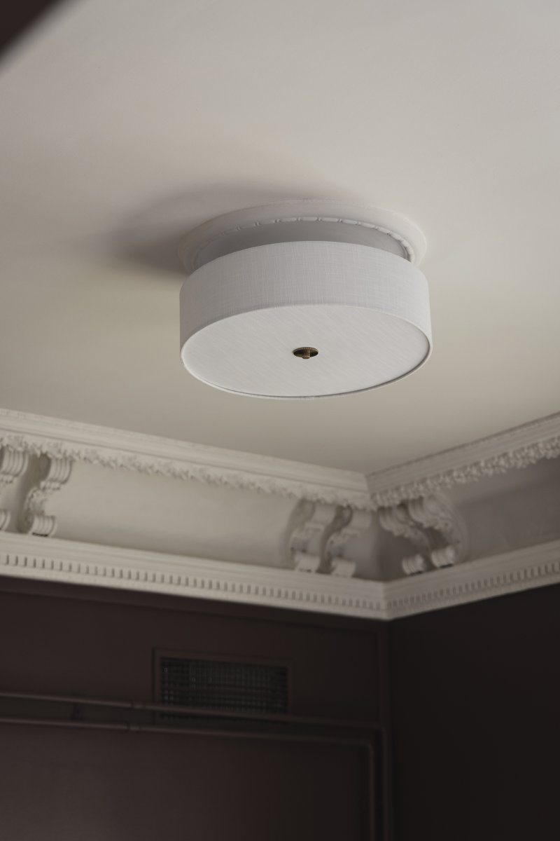 Noah Ø50 Weiß deckenleuchte Von Globen Lighting - Die stilvolle und dekorative Deckenleuchte Noah ist handgefertigt aus weißem Leinenstoff und besticht durch ihre schöne, lebendige Form.