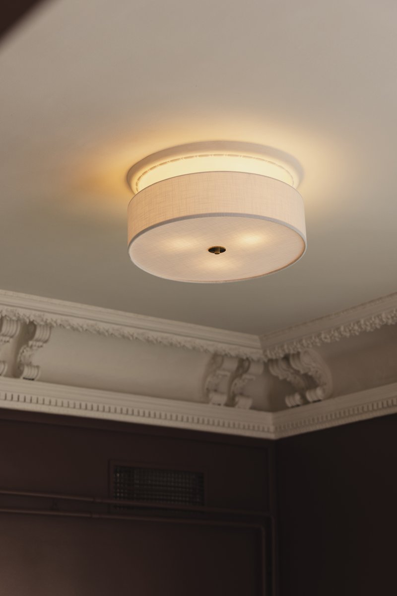 Noah Ø50 Weiß deckenleuchte Von Globen Lighting - Die stilvolle und dekorative Deckenleuchte Noah ist handgefertigt aus weißem Leinenstoff und besticht durch ihre schöne, lebendige Form.
