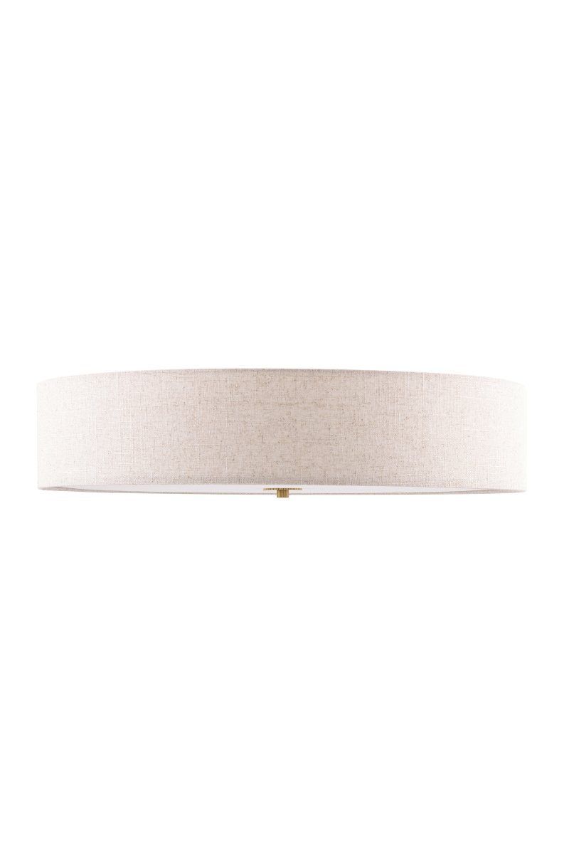 Noah Ø65 Beige deckenleuchte Von Globen Lighting - Sie ist mit polierten Messingdetails versehen, der Stoff hat ein lebendiges Muster und ein weißer Blendschutz am unteren Rand sorgt für ein angenehmes Licht.