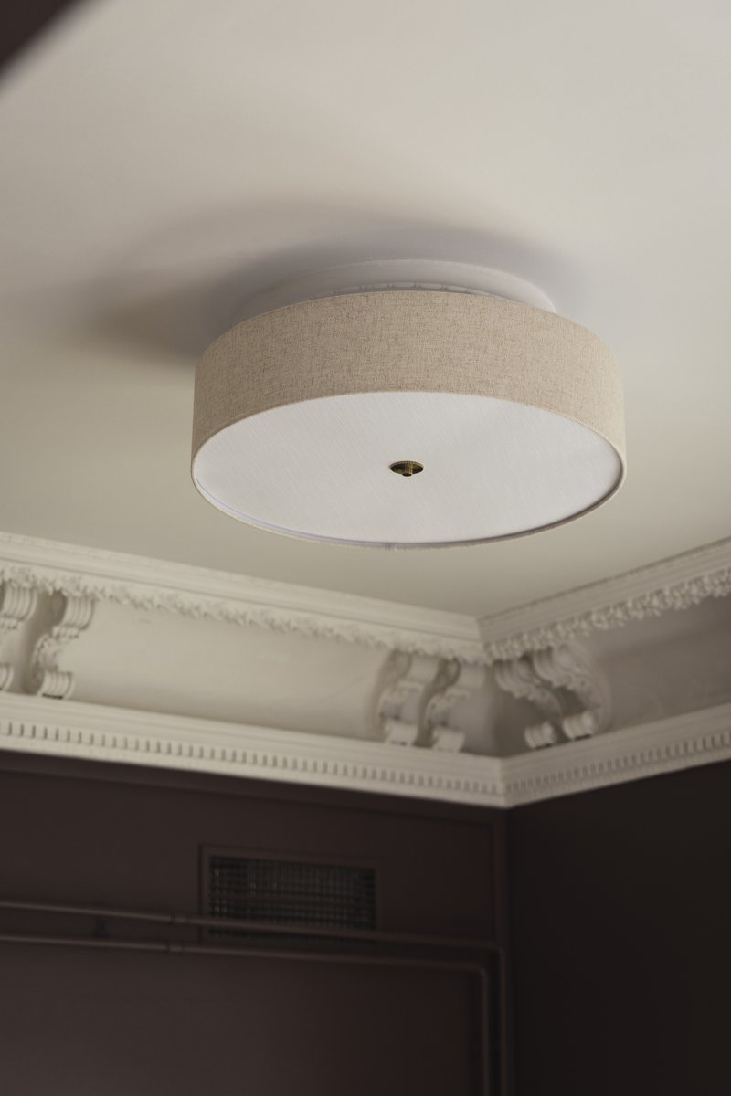 Noah Ø65 Beige deckenleuchte Von Globen Lighting - Sie ist mit polierten Messingdetails versehen, der Stoff hat ein lebendiges Muster und ein weißer Blendschutz am unteren Rand sorgt für ein angenehmes Licht.