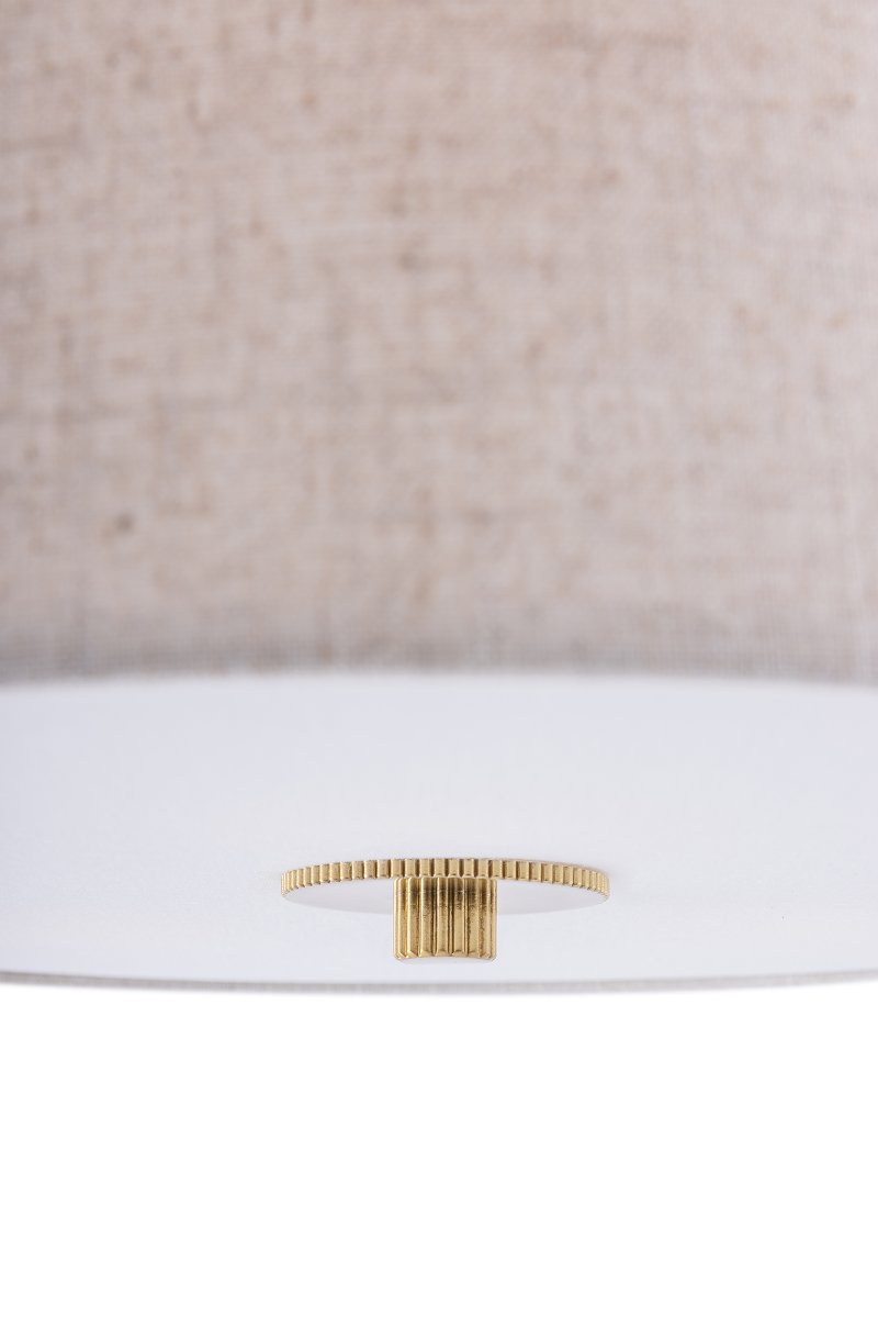 Noah Ø65 Beige deckenleuchte Von Globen Lighting - Sie ist mit polierten Messingdetails versehen, der Stoff hat ein lebendiges Muster und ein weißer Blendschutz am unteren Rand sorgt für ein angenehmes Licht.