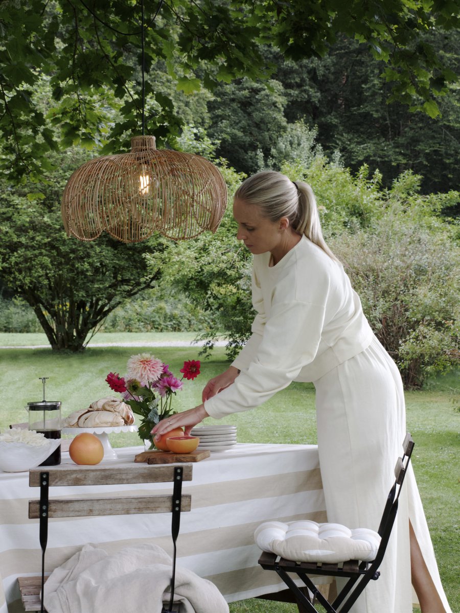 Belle Ø53 Natur Von PR Home - Da die Lampe aus Naturmaterial gefertigt ist, k&ouml;nnen Farbe und Form variieren und sich die Farbe im Laufe der Zeit ver&auml;ndern &ndash; ein Teil ihres Charmes und ihrer Authentizit&auml;t.
