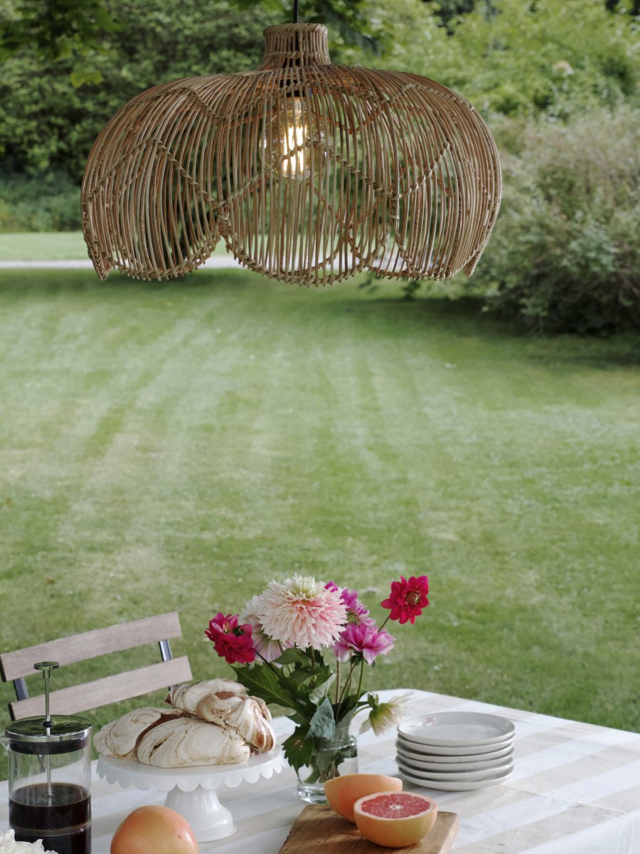 Belle Ø53 Natur Von PR Home - Da die Lampe aus Naturmaterial gefertigt ist, k&ouml;nnen Farbe und Form variieren und sich die Farbe im Laufe der Zeit ver&auml;ndern &ndash; ein Teil ihres Charmes und ihrer Authentizit&auml;t.