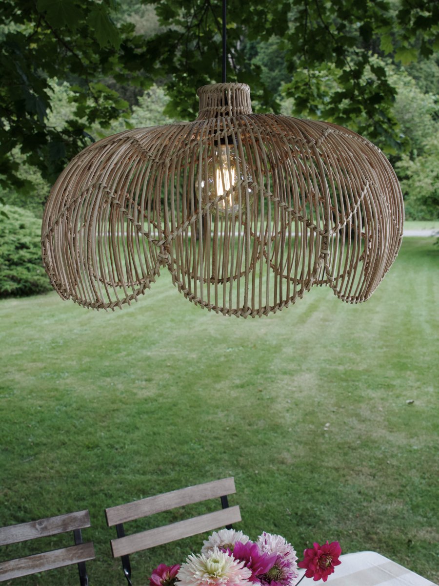 Belle Ø53 Natur Von PR Home - Da die Lampe aus Naturmaterial gefertigt ist, k&ouml;nnen Farbe und Form variieren und sich die Farbe im Laufe der Zeit ver&auml;ndern &ndash; ein Teil ihres Charmes und ihrer Authentizit&auml;t.