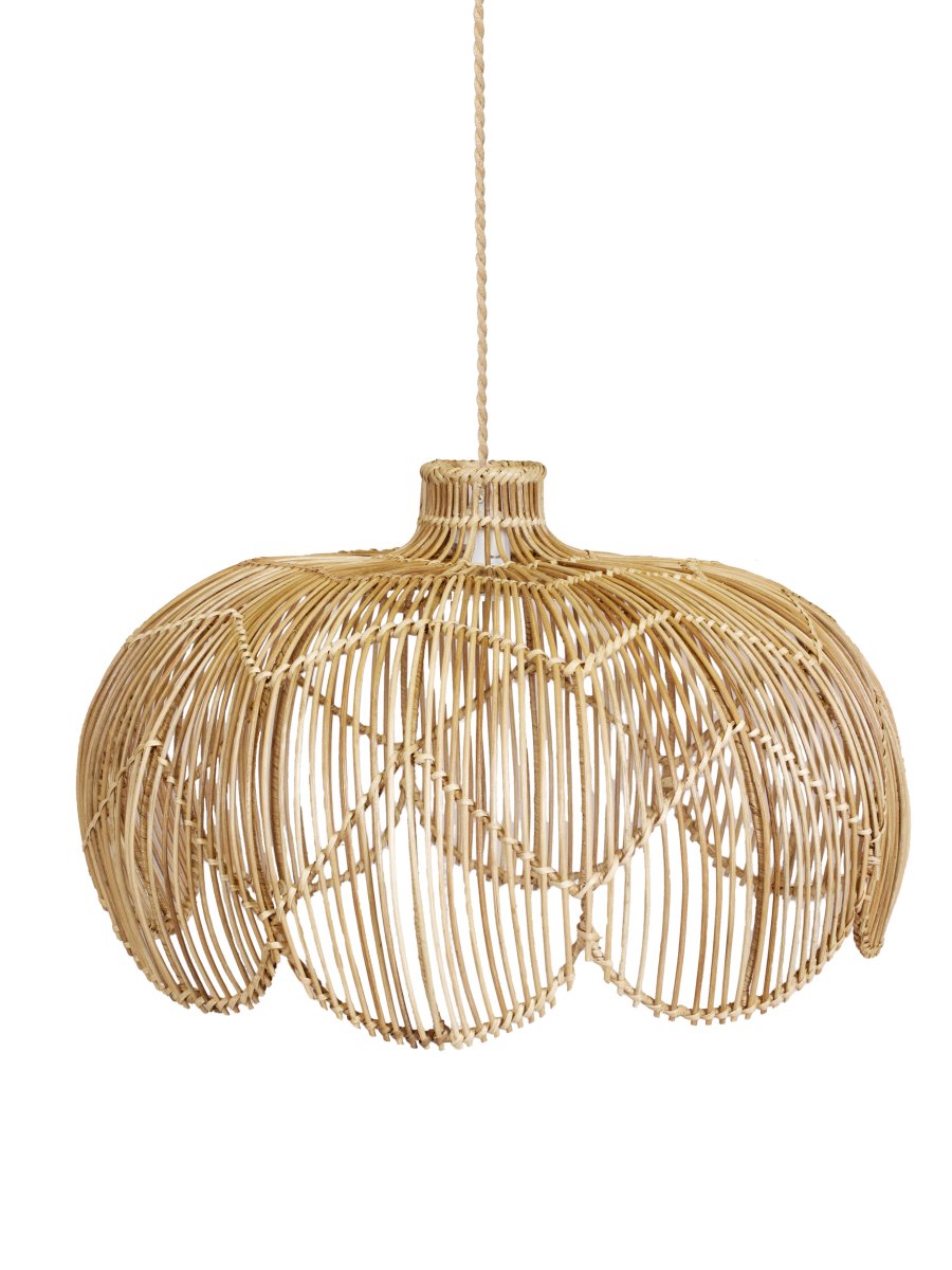 Belle Ø53 Natur hängelampe Von PR Home - Da die Lampe aus Naturmaterial gefertigt ist, k&ouml;nnen Farbe und Form variieren und sich die Farbe im Laufe der Zeit ver&auml;ndern &ndash; dies tr&auml;gt zu ihrem Charme und ihrer Eleganz bei.