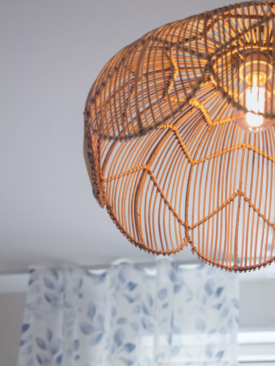 Belle Ø53 Natur hängelampe Von PR Home - Da die Lampe aus Naturmaterial gefertigt ist, k&ouml;nnen Farbe und Form variieren und sich die Farbe im Laufe der Zeit ver&auml;ndern &ndash; dies tr&auml;gt zu ihrem Charme und ihrer Eleganz bei.