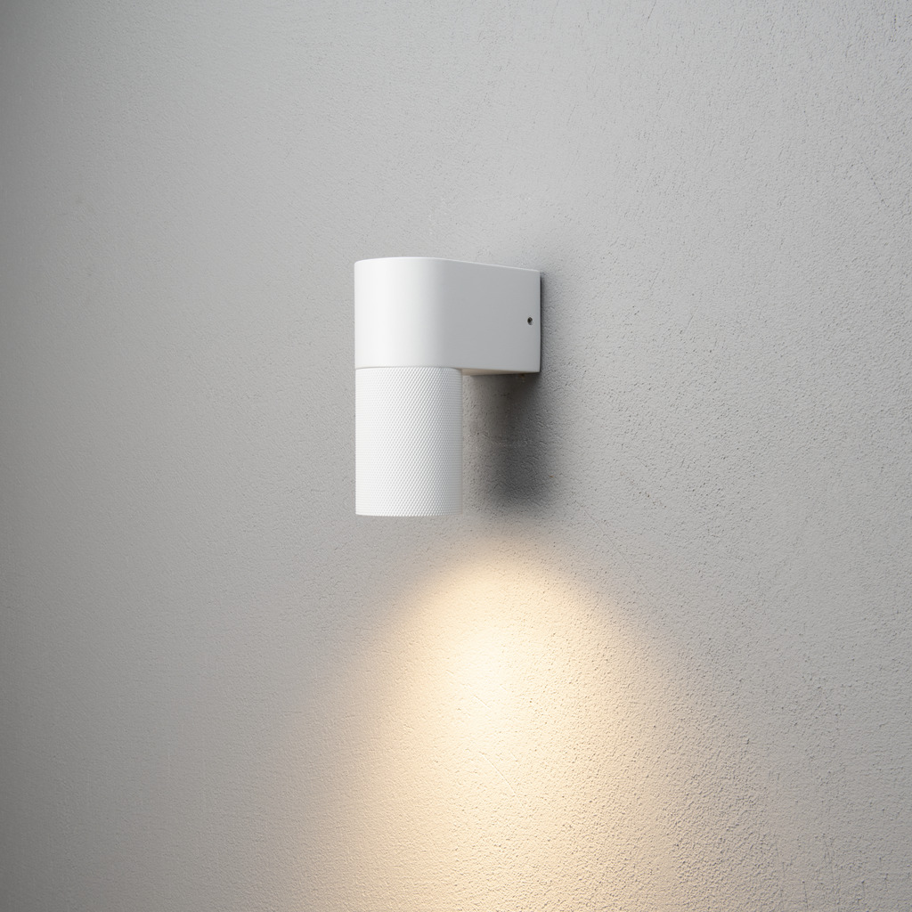 Temi Weiß außenlampe Von Konstsmide - Die Lampe richtet das Licht nach unten und erzeugt einen weichen und angenehmen Schein, der im Außenbereich für Sicherheit und Eleganz sorgt.