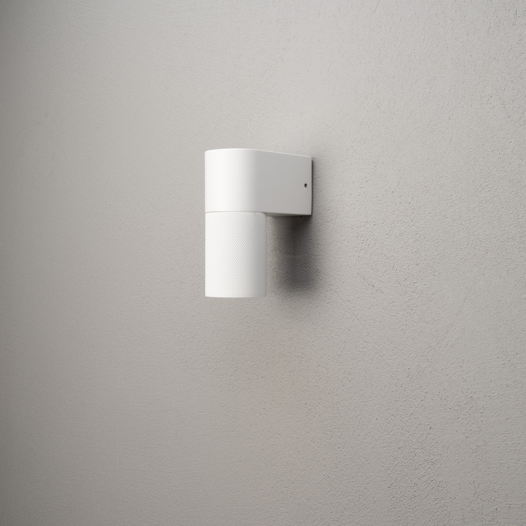 Temi Weiß außenlampe Von Konstsmide - Die Lampe richtet das Licht nach unten und erzeugt einen weichen und angenehmen Schein, der im Außenbereich für Sicherheit und Eleganz sorgt.