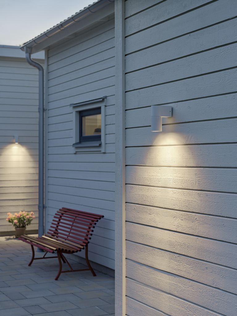 Temi Weiß außenlampe Von Konstsmide - Die Lampe richtet das Licht nach unten und erzeugt einen weichen und angenehmen Schein, der im Außenbereich für Sicherheit und Eleganz sorgt.