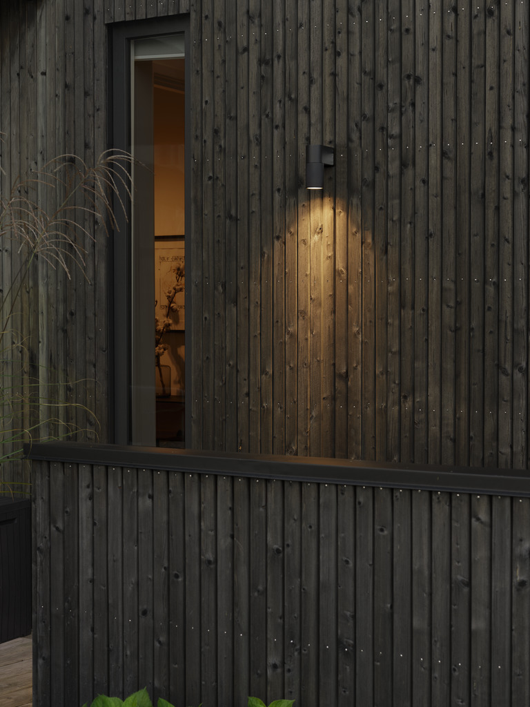 Temi Schwarz außenlampe Von Konstsmide - Die Lampe richtet das Licht nach unten und erzeugt einen weichen und angenehmen Schein, der im Au&szlig;enbereich f&uuml;r Sicherheit und Eleganz sorgt.