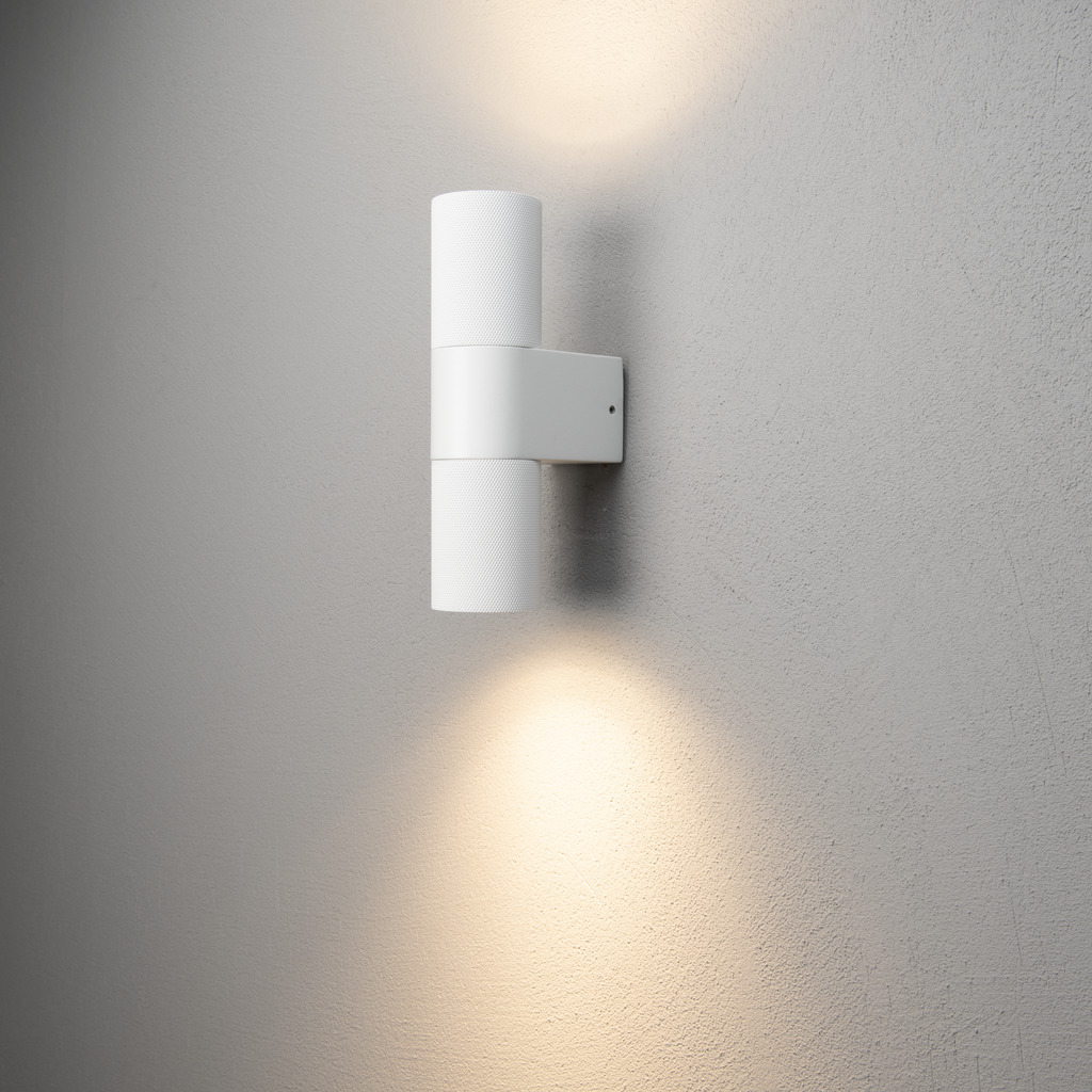 Temi Weiß außenlampe Von Konstsmide - Es eignet sich perfekt für Eingänge und Terrassen, sorgt für angenehmes und sicheres Licht und ergänzt gleichzeitig moderne Architekturstile.