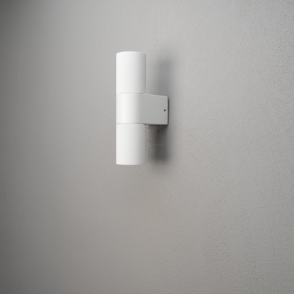 Temi Weiß außenlampe Von Konstsmide - Es eignet sich perfekt für Eingänge und Terrassen, sorgt für angenehmes und sicheres Licht und ergänzt gleichzeitig moderne Architekturstile.