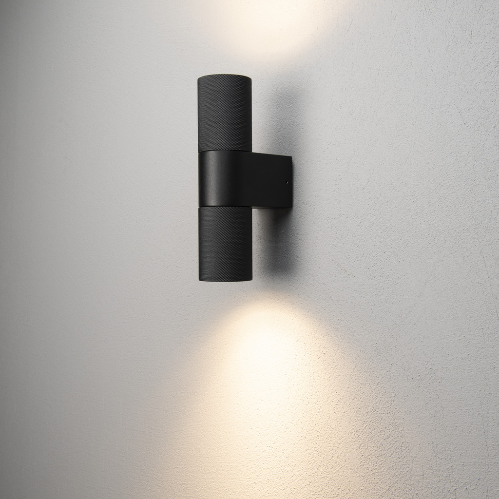 Temi Schwarz außenlampe Von Konstsmide - Es eignet sich perfekt f&uuml;r Eing&auml;nge und Terrassen, sorgt f&uuml;r angenehmes und sicheres Licht und erg&auml;nzt gleichzeitig moderne Architekturstile.