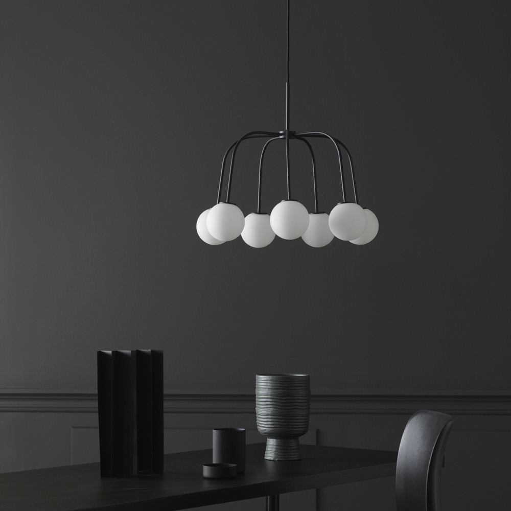 Waterfall Ø50 Schwarz hängelampe Von CO Bankeryd - Die Deckenleuchte passt gut über einen Esstisch in der Küche oder im Esszimmer und wird dort zu einem schlichten und modernen Blickfang im Raum.