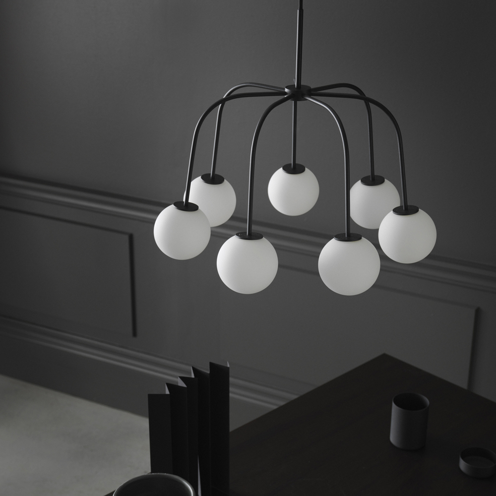 Waterfall Ø50 Schwarz hängelampe Von CO Bankeryd - Die Deckenleuchte passt gut über einen Esstisch in der Küche oder im Esszimmer und wird dort zu einem schlichten und modernen Blickfang im Raum.