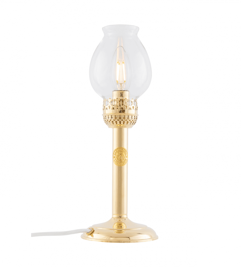Karlskrona Elec Lantern Messing Von Karlskrona lampfabrik - Die klassische Karlskrona-Laterne in elektrifizierter Ausf&uuml;hrung ist seit &uuml;ber 100 Jahren im Sortiment der Karlskrona Lampfabrik und erfreut sich noch immer gro&szlig;er Beliebtheit.