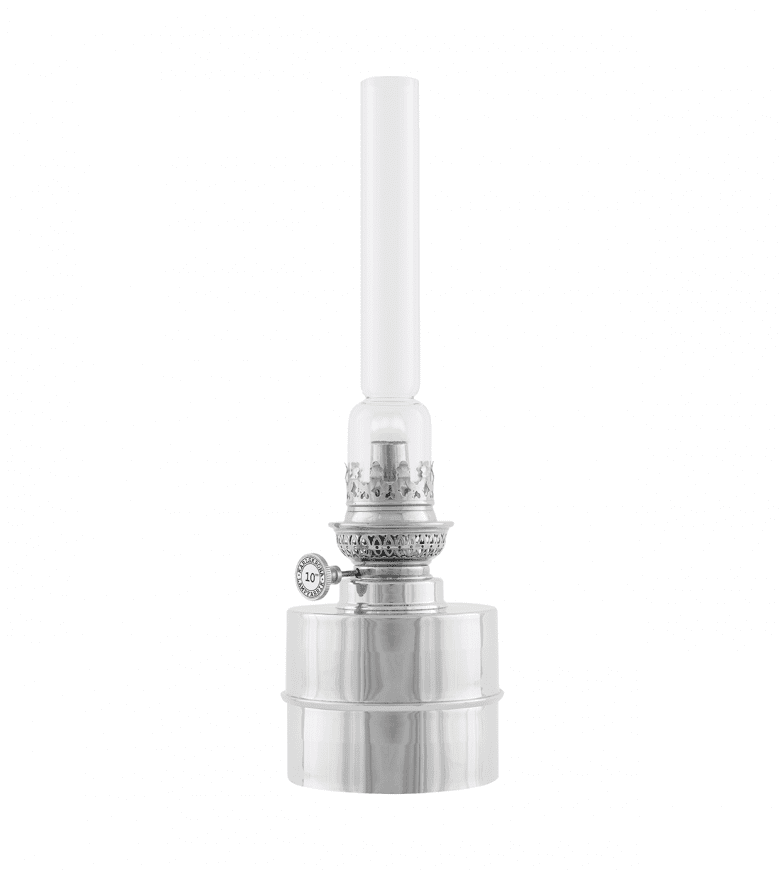 Flaggskär Nickel Von Karlskrona lampfabrik - Eine klassische Petroleumlampe, die mit ihrem zylindrischen &Ouml;lgeh&auml;use komplett aus Messing einen funktionalen und etwas moderneren Eindruck vermittelt &ndash; und das, obwohl das urspr&uuml;ngliche Modell aus dem sp&auml;ten 19.