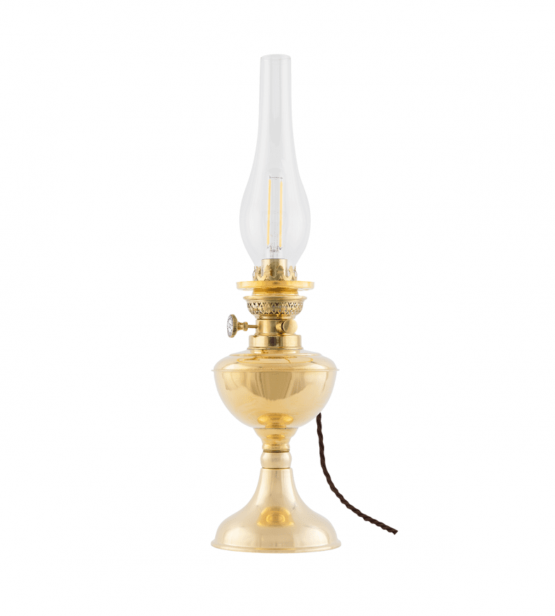 Arnö Elec 70 Messing Von Karlskrona lampfabrik - Eine klassische elektrisch montierte Petroleumlampe mit einem &Ouml;lgeh&auml;use aus Messing, die besonders gut in Meeresumgebungen passt.