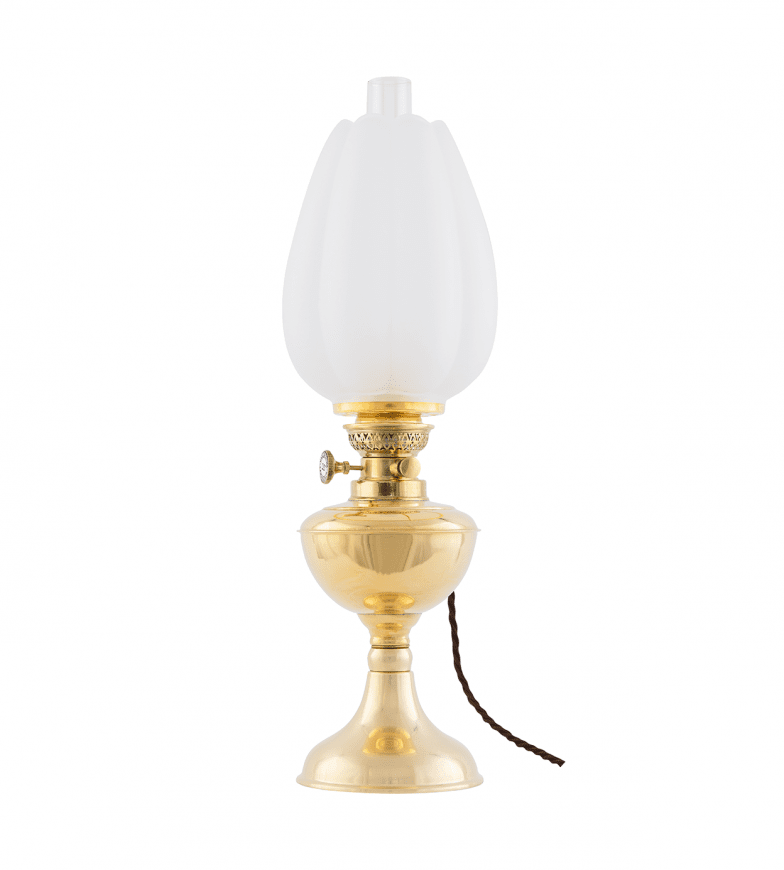 Arnö Elec 70 Messing Von Karlskrona lampfabrik - Eine klassische elektrisch montierte Petroleumlampe mit einem &Ouml;lgeh&auml;use aus Messing, die besonders gut in Meeresumgebungen passt.