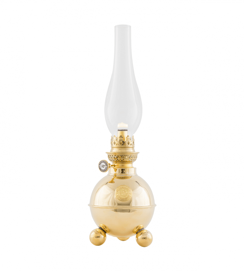 Dragsö Messing Von Karlskrona lampfabrik - Diese Petroleumlampe mit ihrem charakteristischen kugelf&ouml;rmigen &Ouml;lgeh&auml;use auf drei kugelf&ouml;rmigen F&uuml;&szlig;en ist ein Klassiker, der besonders in der Weihnachtszeit beliebt ist.