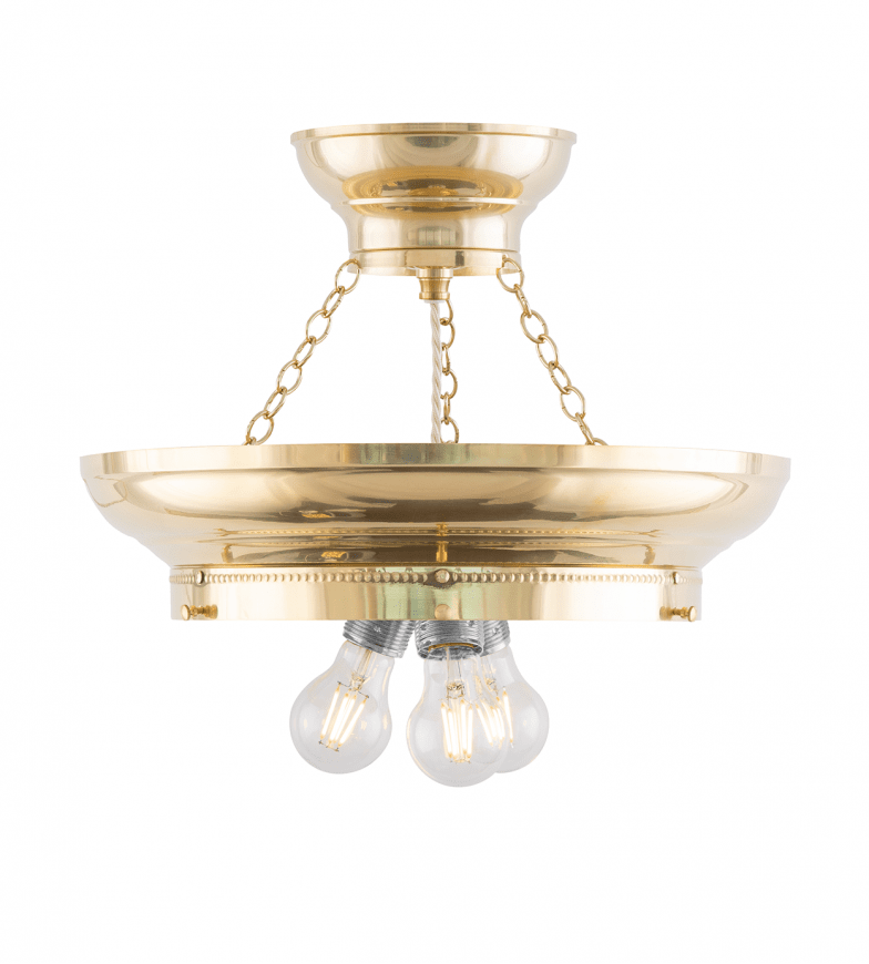 Fröding Pendant 300 Messing Von Karlskrona lampfabrik - Die Lampe ist mit drei Lichtquellen ausgestattet, die für ein gleichmäßigeres und angenehmeres Lichtmuster sorgen, was insbesondere bei der Verwendung von geschliffenem Kristallglas wichtig ist.